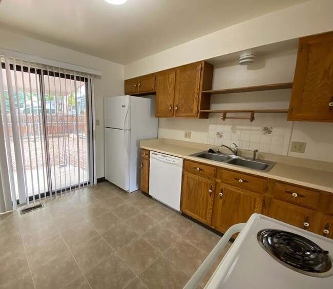 Building Photo - 2 Bedroom 1 Bath duplex