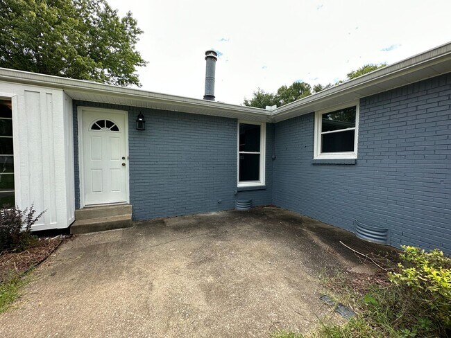 Building Photo - Beautiful Pet Friendly 3 bedroom home for ...