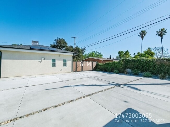 Building Photo - 11022 1/2 Penrose St-