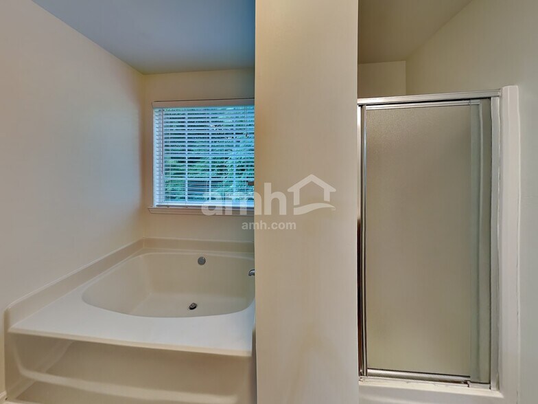 Building Photo - 1317 Charidge Ln