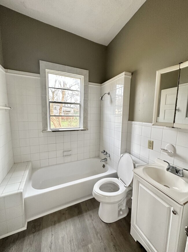 Building Photo - 1332 15th Pl SW