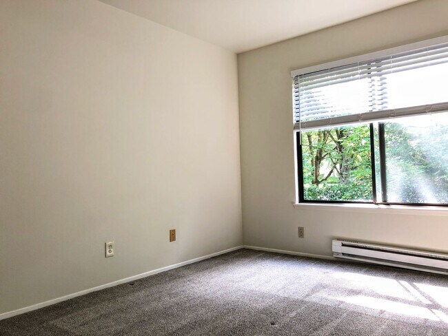 Building Photo - Spacious 2db, 2ba Condo Downtown Bellevue in Tranquil Setting