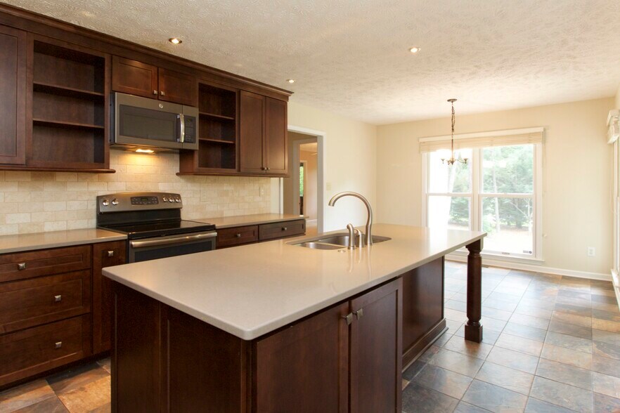 Kitchen - 121 Rothbury Dr