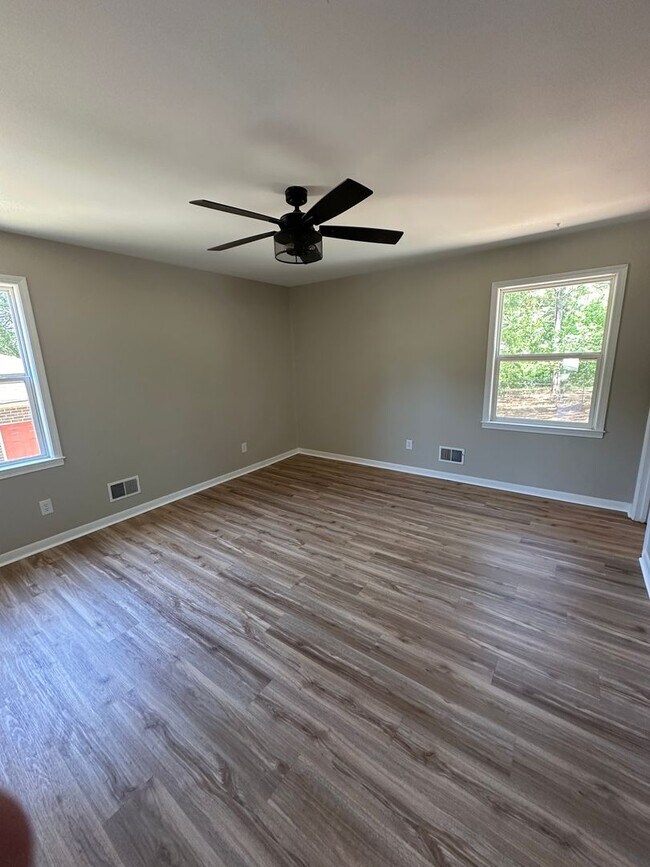 Building Photo - Newly Remodeled Home in Southeast Columbia