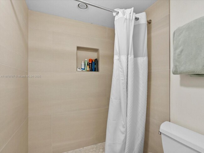 Building Photo - 1450 Brickell Bay Dr