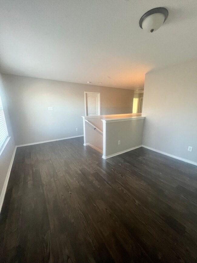 Building Photo - Rare Huge 5 Bedroom Off Crystal Falls