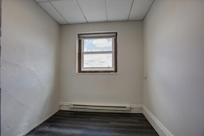 Building Photo - Affordable 1 Bedroom Apartment – Prime Mai...