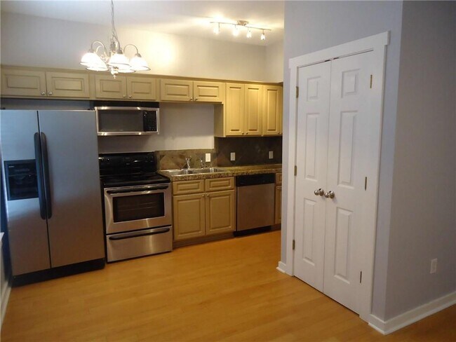 Building Photo - 2106 Cullen Ave
