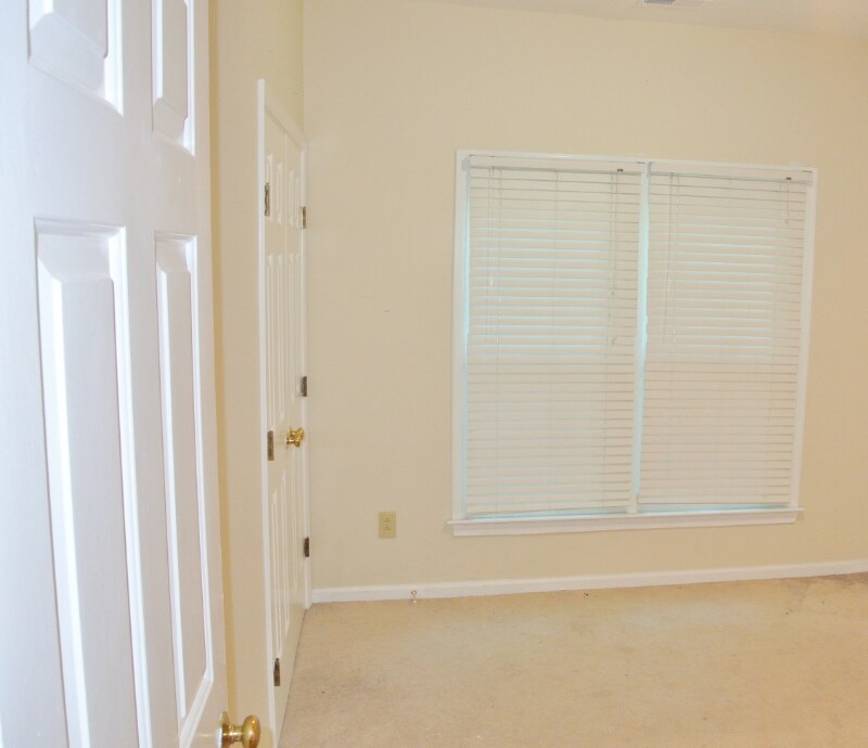 Building Photo - 2036 Hen House Dr