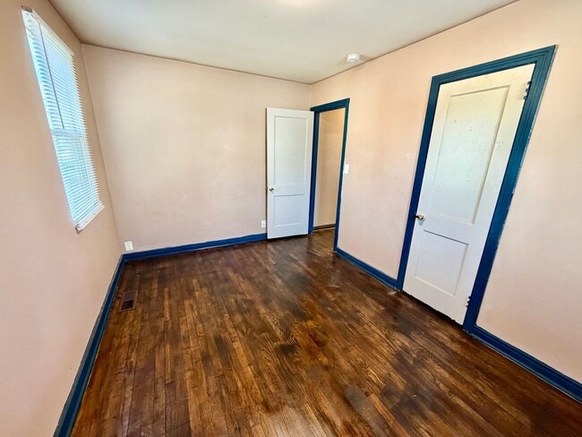 Building Photo - Central Location to Huntsville!