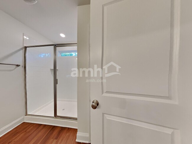 Building Photo - 3041 Greenmont Cir