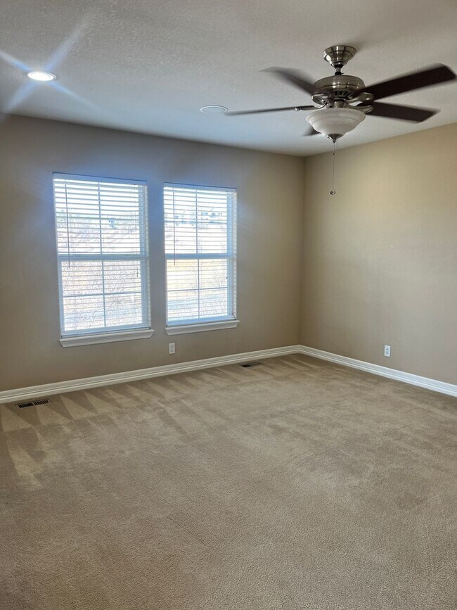 Building Photo - Beautifully maintained corner unit townhome!