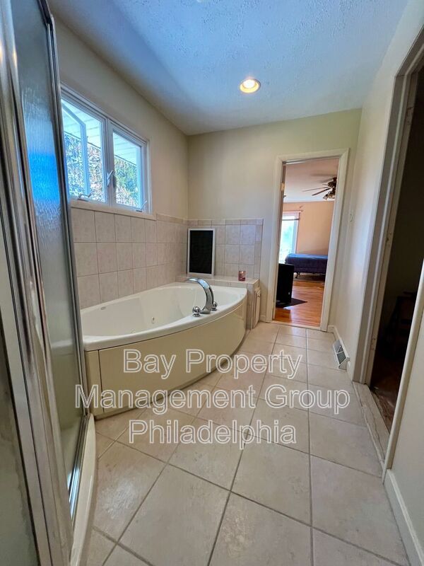 Building Photo - 303 Hedgerow Ln