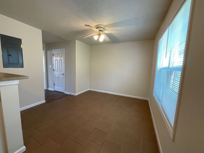 Building Photo - 1608 Hallmark Hills Dr
