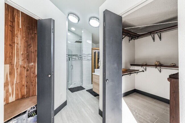 Building Photo - Beautiful Remodeled 2 Bedroom/2 Bathroom Condo is DTC!