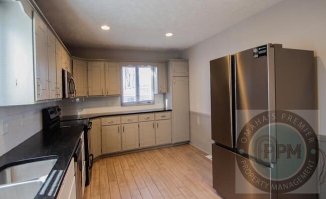 Building Photo - Fully updated 5 bedroom, 2 bathroom house