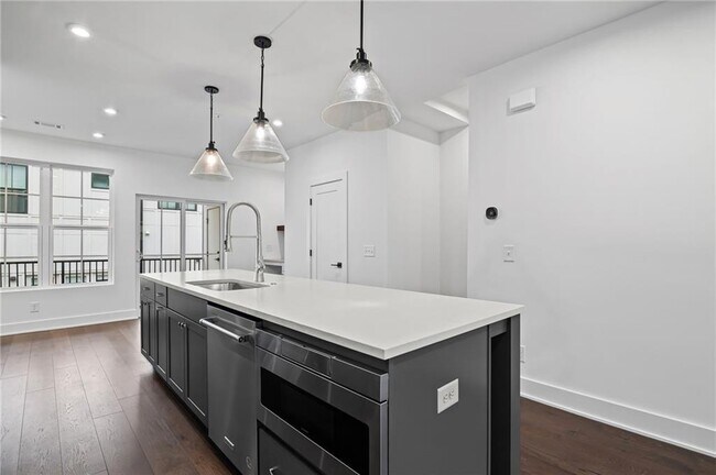 Building Photo - 201 New St