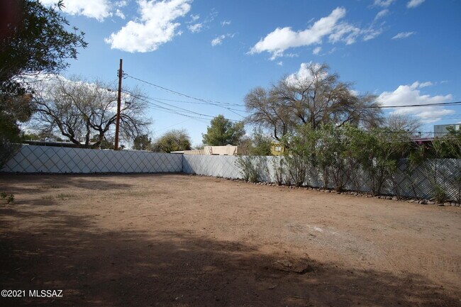 Building Photo - 919 N Catalina Ave