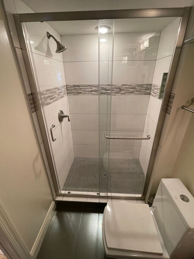 Building Photo - Fully Furnished English Basement near Capitol Hill