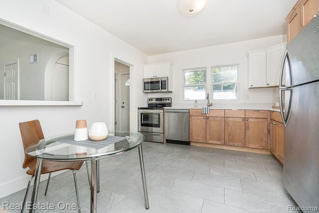 Building Photo - 2392 W Auburn Rd