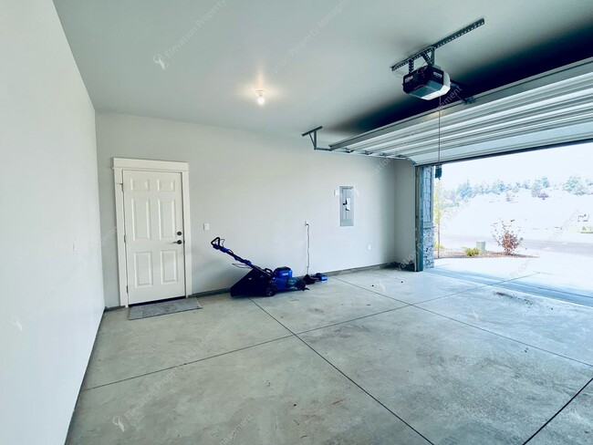Building Photo - 3BR SE Bend home in great neighborhood wit...