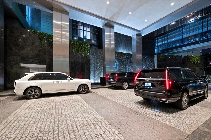 Building Photo - 1435 Brickell Ave