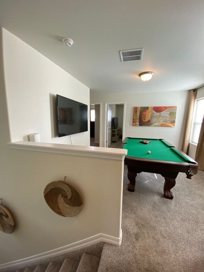 Building Photo - Stunning 3 Bedroom in NE Springs!