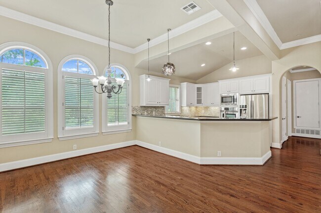 Building Photo - Luxury Highland Park Condo with gas and water