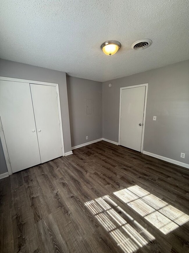 Building Photo - Centrally Located Duplex