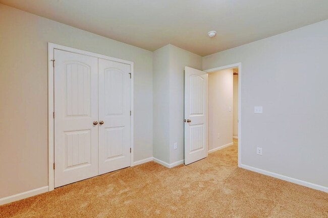Building Photo - Beautiful Rental Home Features 5 Beds/3.5 ...