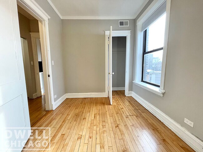 Building Photo - 5143 N Clark St