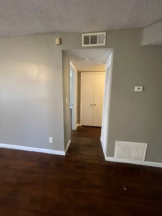 Building Photo - LOOKING FOR IMMEDIATE MOVE IN!  Cozy 2 bed...