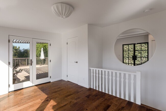 Building Photo - Charming Spanish Style Home in Silver Lake...