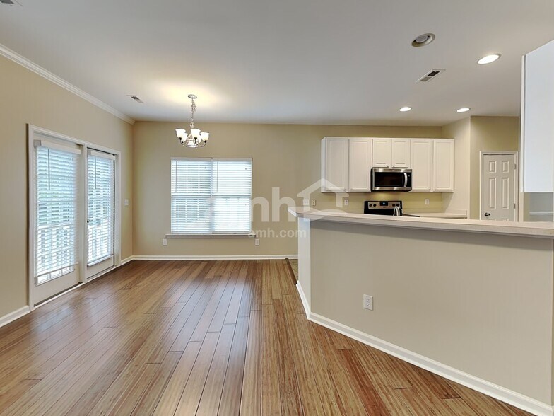 Building Photo - 635 Chadwyck Dr