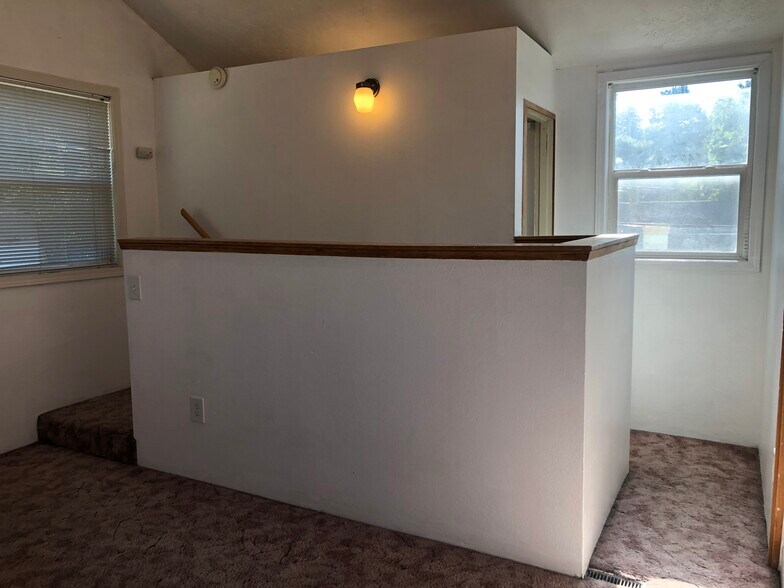 Building Photo - 1150 NE Lake St