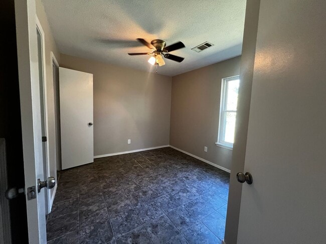Building Photo - 3 Bedroom 2 Bathroom House