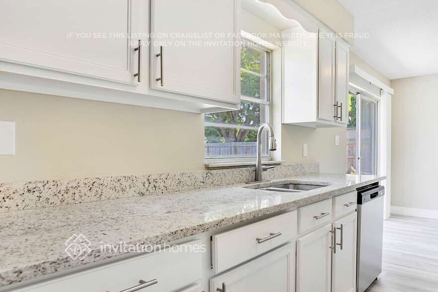 Building Photo - 3213 Sutton Dr
