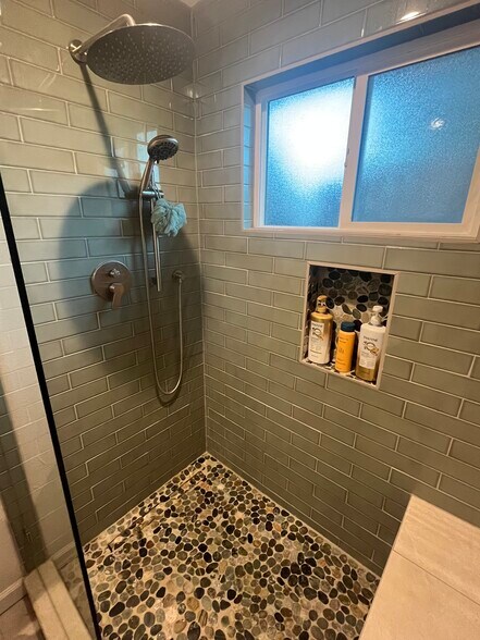 Building Photo - 915 University Ter