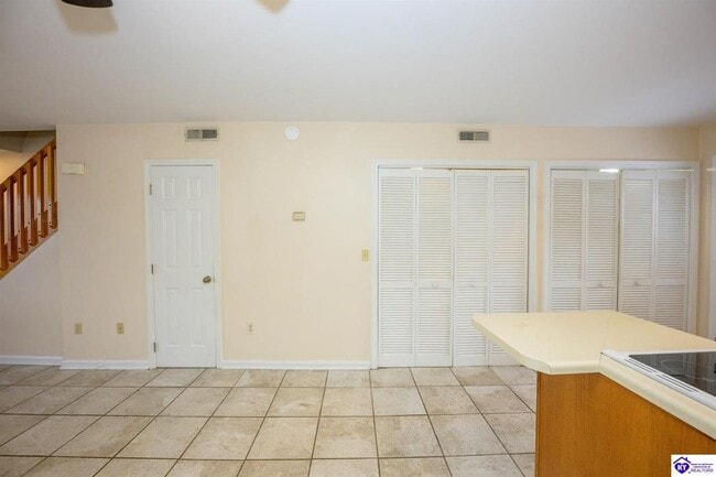 Building Photo - 113 College Street Rd