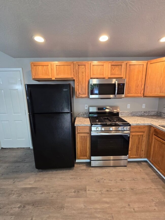 Building Photo - Pet Friendly, Single Level 3bed : 2bath Ho...