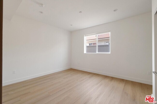 Building Photo - 15207 1/2 Morrison St