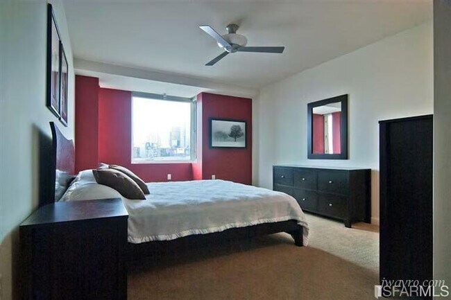 Building Photo - 555 4th St