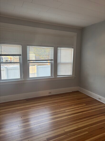 Bedroom - 6368 Main St