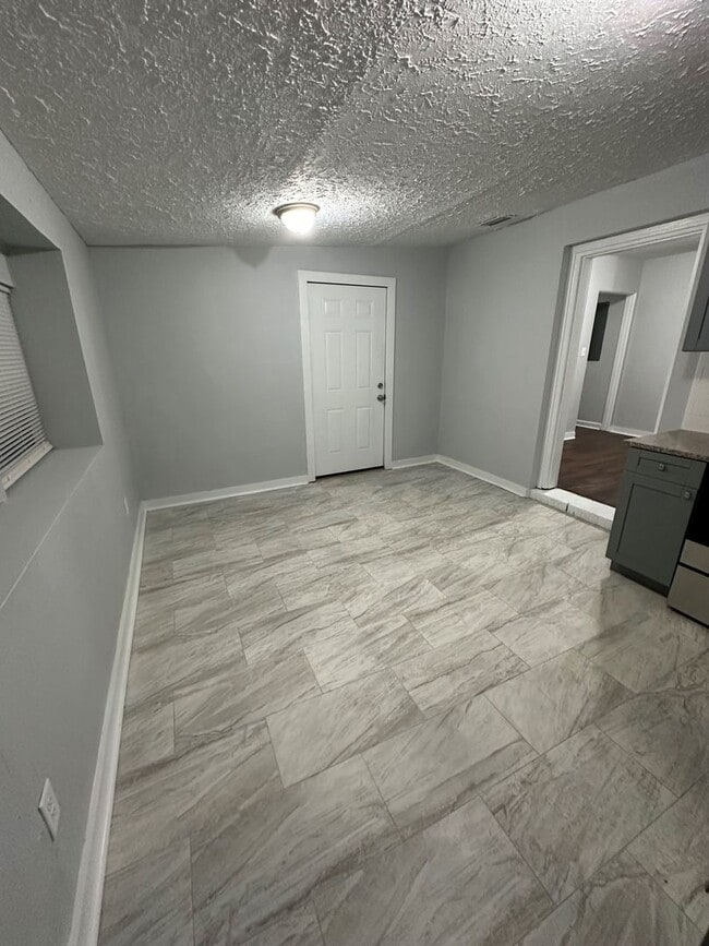 Building Photo - All Brick 4 bedroom 2 bath Northside Rental!