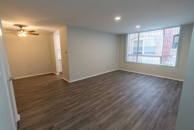 Interior Photo - 314 S Manhattan Pl