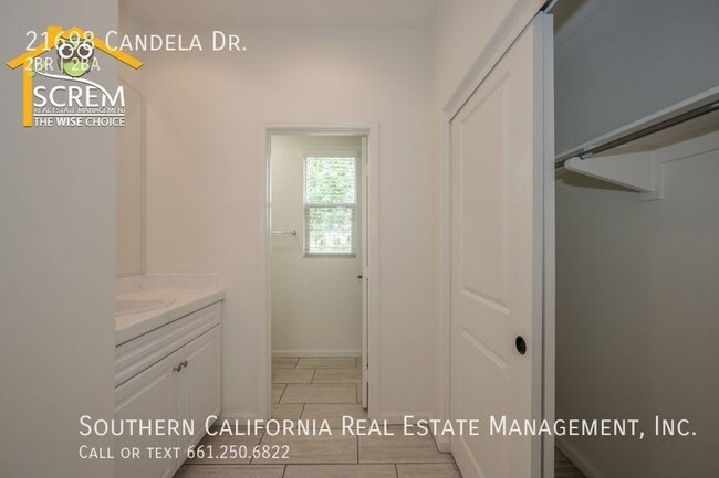 Building Photo - Updated Two Bedroom Detached Home in Gated...