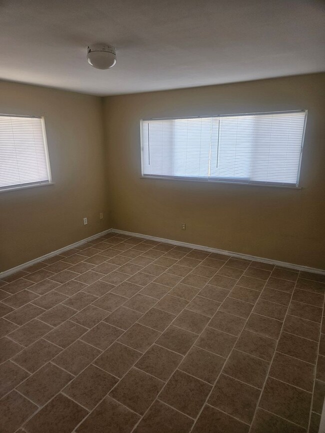 Building Photo - 3 BEDROOM, 2 BATHROOM HOME IN VICTORVILLE....