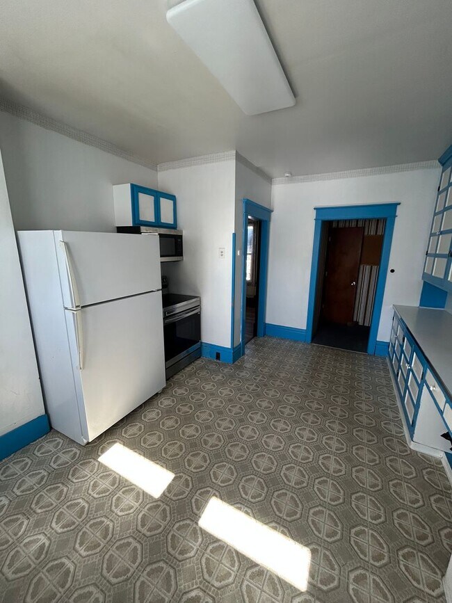 Building Photo - Historic 3 Bedroom, 1.5 Bath Home in Downt...