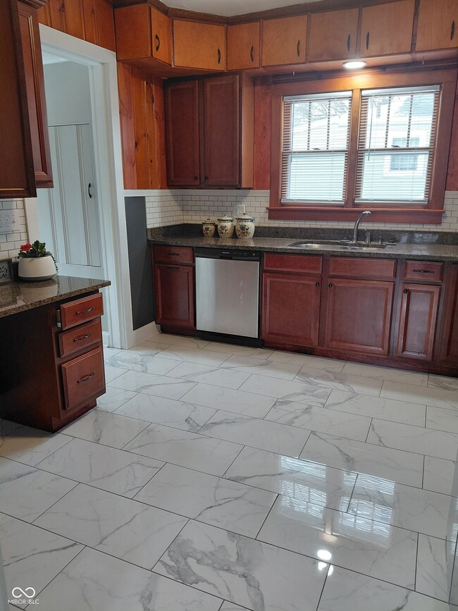 Building Photo - 335 W 4th St