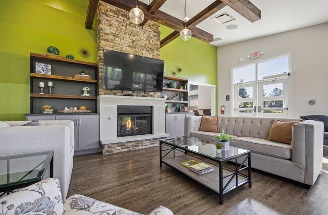 Building Photo - 933 Persimmon Ln